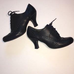 Wing Tip Toe Lace up Oxford Kitten Heel